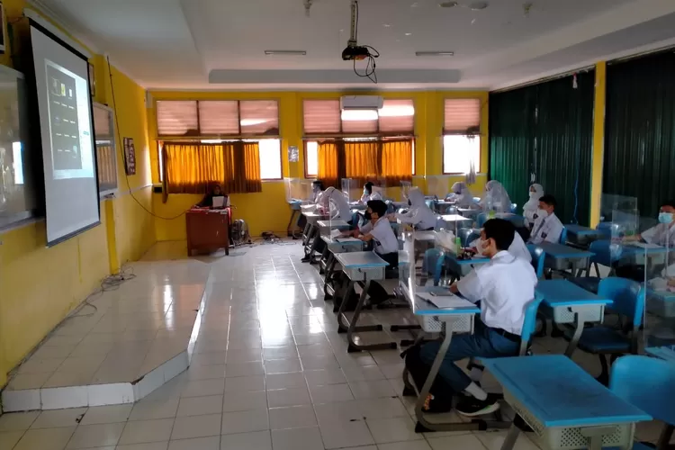 Guru berinteraksi dengan siswa di Kabupaten Bogor